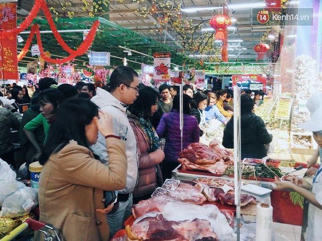 Người H&agrave; Nội tranh thủ đi si&ecirc;u thị, TTTM để mua sắm dịp cận Tết Nguy&ecirc;n đ&aacute;n - Ảnh 4.