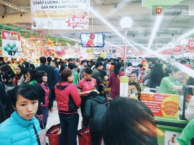 Người H&agrave; Nội tranh thủ đi si&ecirc;u thị, TTTM để mua sắm dịp cận Tết Nguy&ecirc;n đ&aacute;n - Ảnh 8.