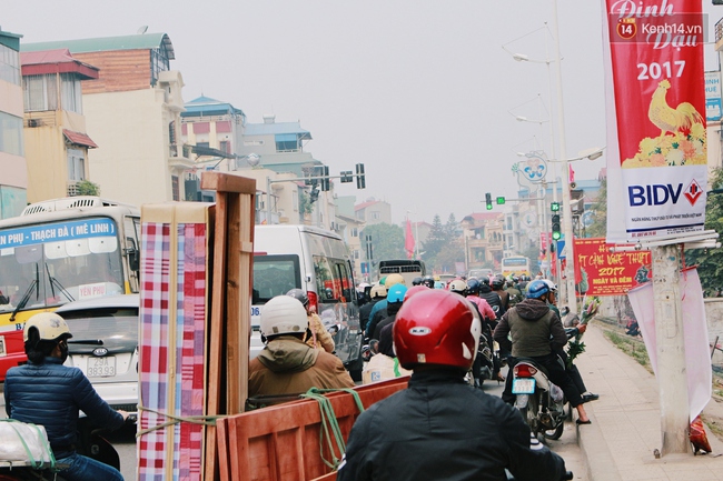 Khổ như người Hà Nội hành xác ở chợ hoa vừa đông, vừa tắc cả tiếng đồng hồ - Ảnh 7.