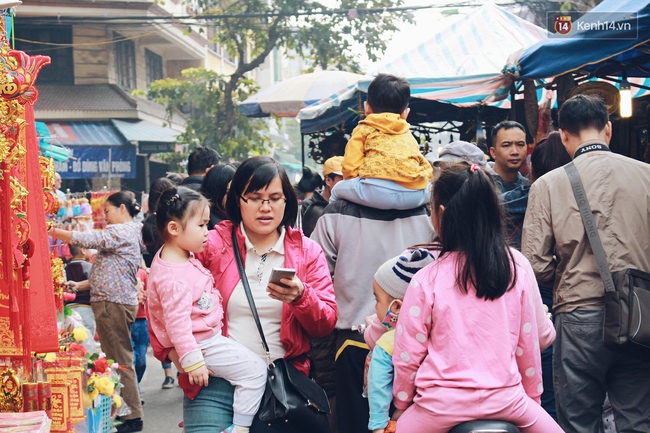 Khổ như người Hà Nội hành xác ở chợ hoa vừa đông, vừa tắc cả tiếng đồng hồ - Ảnh 10.