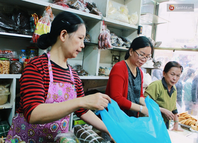 Người Hà Nội xếp hàng dài cả trăm mét chờ mua bánh chưng, giò chả vào sáng 29 Tết - Ảnh 2.