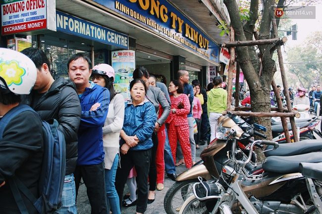 Người Hà Nội xếp hàng dài cả trăm mét chờ mua bánh chưng, giò chả vào sáng 29 Tết - Ảnh 4.