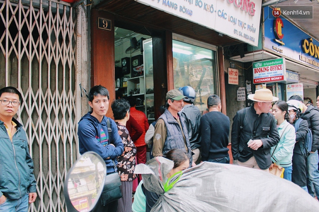 Người Hà Nội xếp hàng dài cả trăm mét chờ mua bánh chưng, giò chả vào sáng 29 Tết - Ảnh 3.