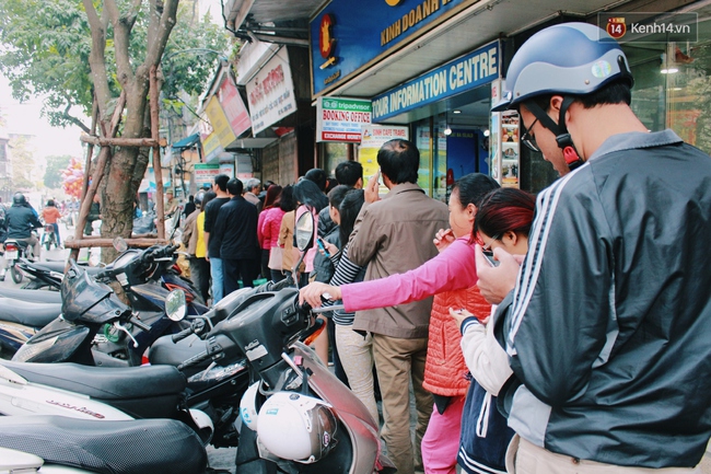 Người Hà Nội xếp hàng dài cả trăm mét chờ mua bánh chưng, giò chả vào sáng 29 Tết - Ảnh 1.