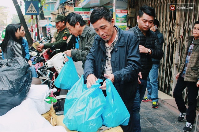 Người Hà Nội xếp hàng dài cả trăm mét chờ mua bánh chưng, giò chả vào sáng 29 Tết - Ảnh 9.