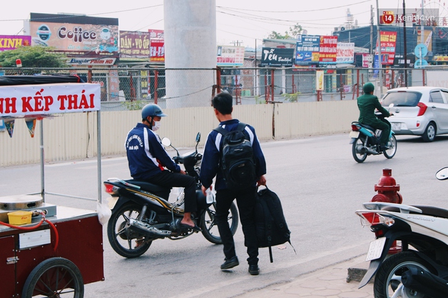 Sinh viên nhộn nhịp trở lại Hà Nội sau kì nghỉ Tết Nguyên đán - Ảnh 11.