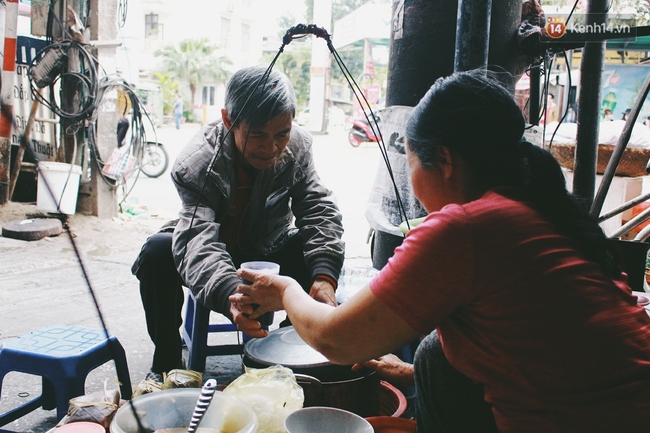 Gần 20 năm, ai c&oacute; tăng gi&aacute; th&igrave; tăng c&ograve;n qu&aacute;n b&aacute;nh đ&uacute;c nhỏ n&agrave;y vẫn b&aacute;n rẻ nhất H&agrave; Nội - Ảnh 4.