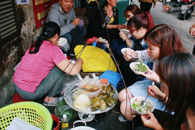 Gần 20 năm, ai c&oacute; tăng gi&aacute; th&igrave; tăng c&ograve;n qu&aacute;n b&aacute;nh đ&uacute;c nhỏ n&agrave;y vẫn b&aacute;n rẻ nhất H&agrave; Nội - Ảnh 3.