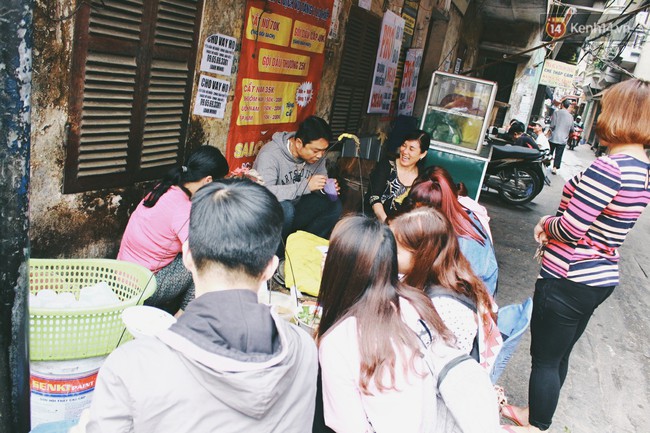 Gần 20 năm, ai c&oacute; tăng gi&aacute; th&igrave; tăng c&ograve;n qu&aacute;n b&aacute;nh đ&uacute;c nhỏ n&agrave;y vẫn b&aacute;n rẻ nhất H&agrave; Nội - Ảnh 6.