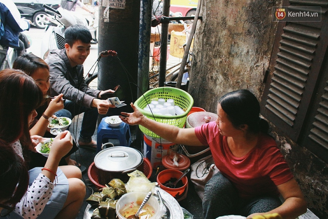 Gần 20 năm, ai c&oacute; tăng gi&aacute; th&igrave; tăng c&ograve;n qu&aacute;n b&aacute;nh đ&uacute;c nhỏ n&agrave;y vẫn b&aacute;n rẻ nhất H&agrave; Nội - Ảnh 7.