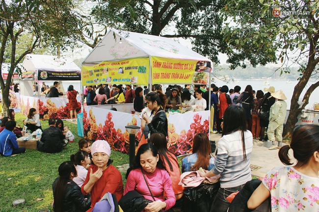 Hoa xấu, người đông và phe vé lộng hành, nhưng dòng người vẫn ùn ùn đổ về lễ hội hoa hồng Bulgaria - Ảnh 14.