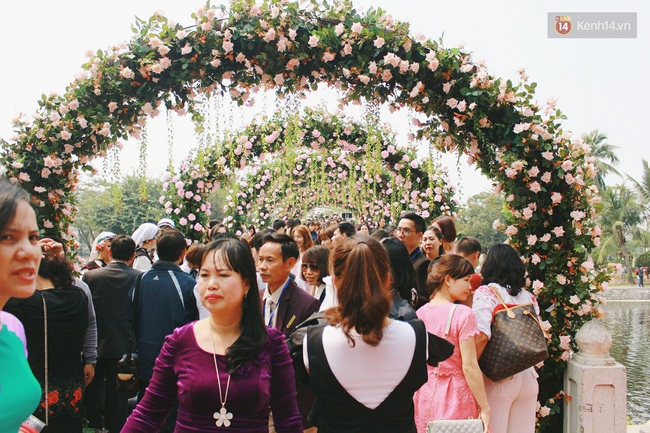 Hoa xấu, người đông và phe vé lộng hành, nhưng dòng người vẫn ùn ùn đổ về lễ hội hoa hồng Bulgaria - Ảnh 17.