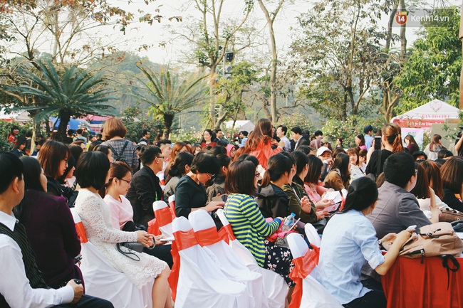 Hoa xấu, người đông và phe vé lộng hành, nhưng dòng người vẫn ùn ùn đổ về lễ hội hoa hồng Bulgaria - Ảnh 16.