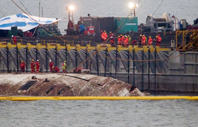 Chùm ảnh: Lạnh người với hình ảnh phà Sewol gỉ sét nghiêm trọng sau 3 năm chìm sâu dưới đáy đại dương - Ảnh 10.