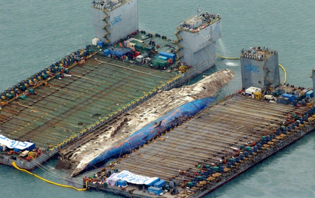 Chùm ảnh: Lạnh người với hình ảnh phà Sewol gỉ sét nghiêm trọng sau 3 năm chìm sâu dưới đáy đại dương - Ảnh 2.