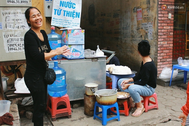 Người Hà Nội dậy sớm, xếp hàng chờ mua bánh trôi bánh chay đón Tết Hàn thực - Ảnh 7.