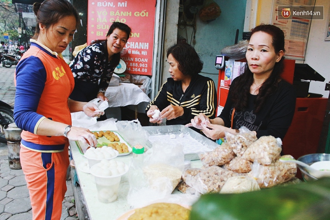 Người Hà Nội dậy sớm, xếp hàng chờ mua bánh trôi bánh chay đón Tết Hàn thực - Ảnh 11.