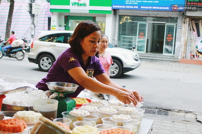 Người Hà Nội dậy sớm, xếp hàng chờ mua bánh trôi bánh chay đón Tết Hàn thực - Ảnh 8.