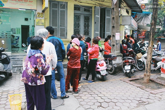 Người Hà Nội dậy sớm, xếp hàng chờ mua bánh trôi bánh chay đón Tết Hàn thực - Ảnh 1.