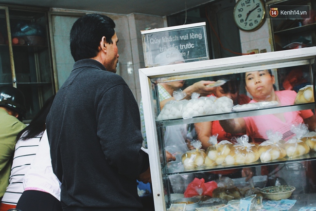 Người Hà Nội dậy sớm, xếp hàng chờ mua bánh trôi bánh chay đón Tết Hàn thực - Ảnh 4.