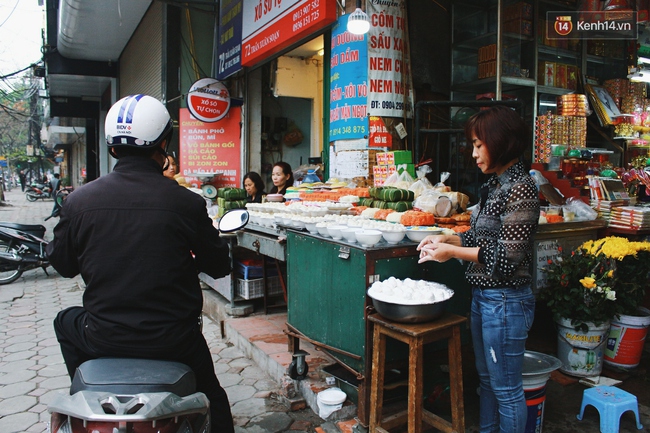 Người Hà Nội dậy sớm, xếp hàng chờ mua bánh trôi bánh chay đón Tết Hàn thực - Ảnh 6.