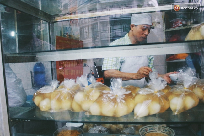 Người Hà Nội dậy sớm, xếp hàng chờ mua bánh trôi bánh chay đón Tết Hàn thực - Ảnh 2.