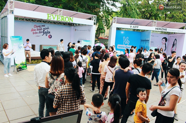 Hàng nghìn người dân Thủ đô háo hức xếp hàng chờ nhận đồ miễn phí ở lễ hội Hàn Quốc - Ảnh 10.
