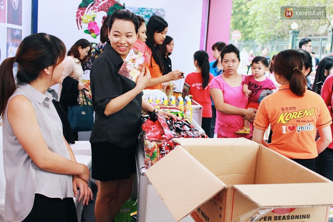 Hàng nghìn người dân Thủ đô háo hức xếp hàng chờ nhận đồ miễn phí ở lễ hội Hàn Quốc - Ảnh 7.