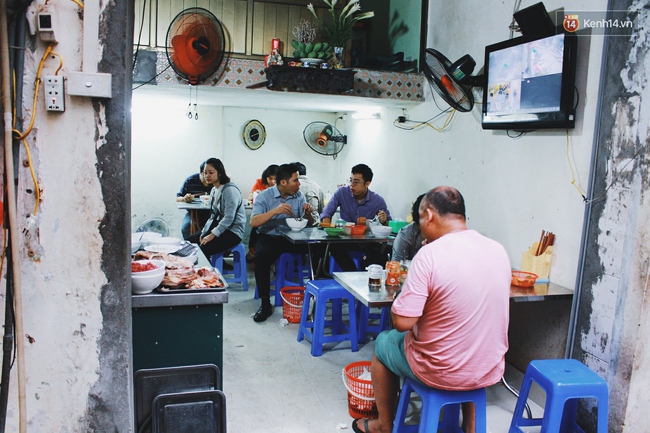 Quán phở 3 thế hệ trong ngõ nhỏ Hà Nội, nhiều lần đổi chỗ vẫn đông khách nườm nượp - Ảnh 3.