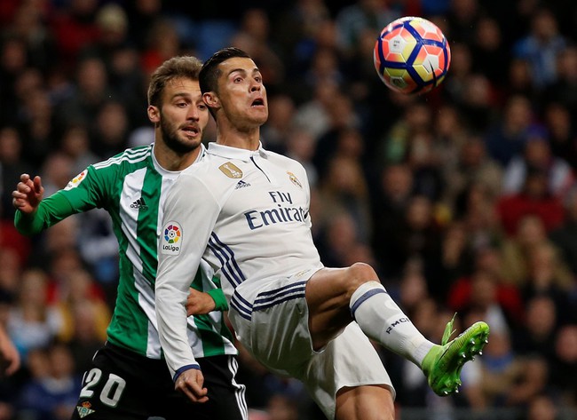 Ronaldo nổ súng, Real ngược dòng đòi ngôi đầu từ Barca - Ảnh 3.