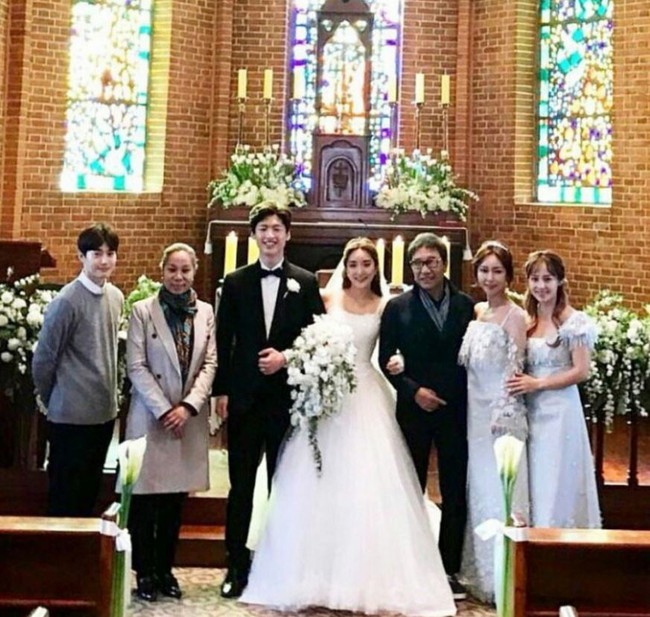 Sau hôn lễ đẹp nhất xứ Hàn, fan rần rần vì ngoại hình như tài tử của chú rể kém Bada 9 tuổi - Ảnh 7.