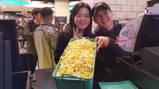 Đây là cảnh tượng khi rạp phim Hàn Quốc để khách hàng lấy bắp rang bơ bao nhiêu tùy thích trong ngày 1/4 - Ảnh 13.