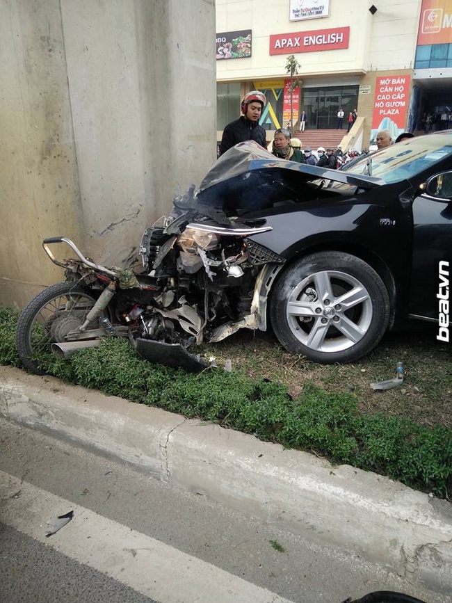 Clip: &Ocirc; t&ocirc; Camry h&uacute;c văng xe m&aacute;y l&ecirc;n dải ph&acirc;n c&aacute;ch ở gần Big C H&agrave; Đ&ocirc;ng - Ảnh 3.