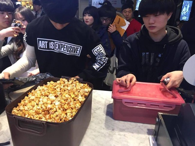 Đây là cảnh tượng khi rạp phim Hàn Quốc để khách hàng lấy bắp rang bơ bao nhiêu tùy thích trong ngày 1/4 - Ảnh 10.