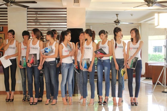 Next Top Mỹ v&agrave; Việt Nam từng 2 lần khiến th&iacute; sinh đau tim như thế n&agrave;y! - Ảnh 10.