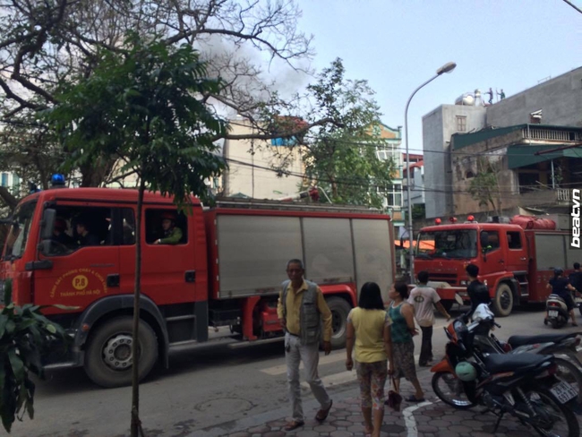 Hà Nội: Đang cháy lớn tại Minh Khai, cột khói bốc cao hàng chục mét - Ảnh 3.