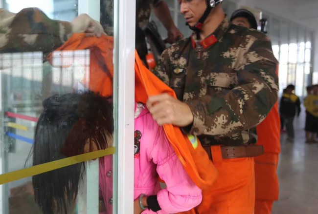Trung Quốc: Mải đùa nghịch, bé gái 13 tuổi kẹt cứng đầu vào giữa cánh cửa kính - Ảnh 3.