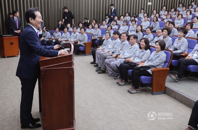 Tổng thư ký Quốc hội Hàn Quốc quỳ gối cảm tạ nhân viên vệ sinh nhân dịp đầu năm mới - Ảnh 1.