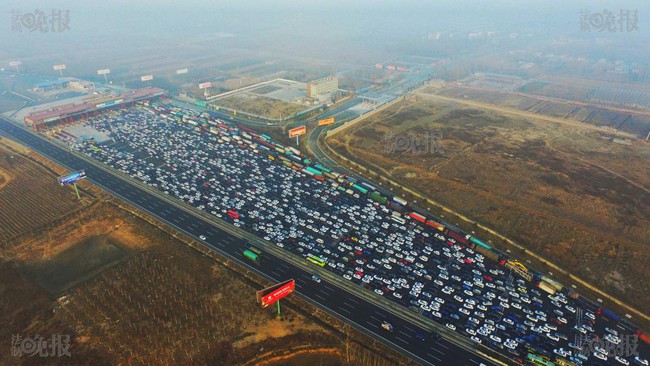 Trung Quốc: Kinh hoàng cảnh tượng hàng ngàn chiếc xe nối đuôi nhau đi vào thành phố sau kỳ nghỉ lễ - Ảnh 4.