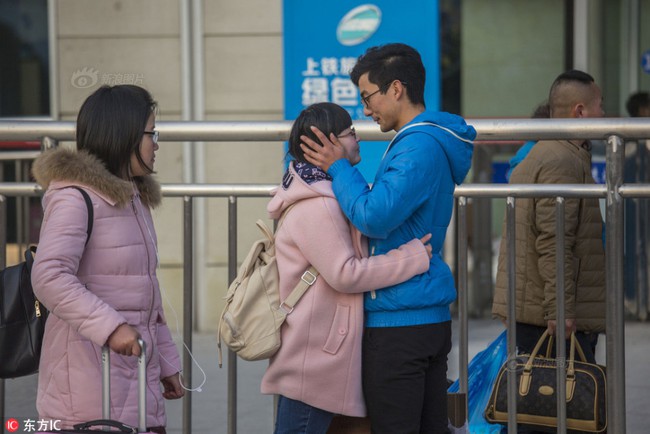 Những cái ôm hôn dịp giao thông mùa Tết ở Trung Quốc: Đem tình yêu về quê ăn Tết - Ảnh 12.