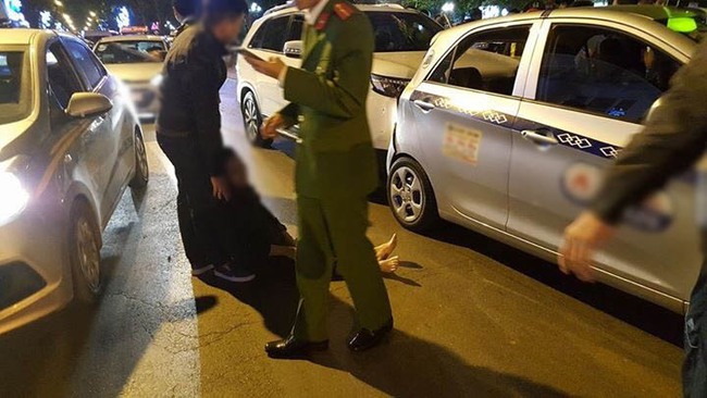 H&agrave; Nội: T&agrave;i xế &ocirc; t&ocirc; say rượu g&acirc;y tai nạn nghi&ecirc;m trọng, 2 người nằm bất động giữa đường - Ảnh 3.