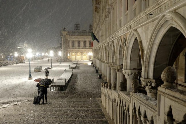 Người dân châu Âu chật vật đối phó với mùa đông giá rét bất thường - Ảnh 3.