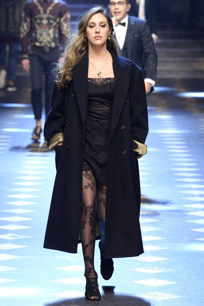 Show diễn mới của Dolce&Gabbana khiến dân tình lác mắt vì dàn mẫu toàn cậu ấm cô chiêu danh gia vọng tộc - Ảnh 4.