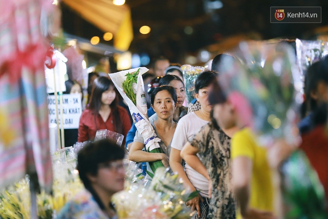 Khuya 29 Tết, hàng nghìn người và xe cộ vẫn đang chen chúc ở chợ hoa lớn nhất Sài Gòn - Ảnh 3.