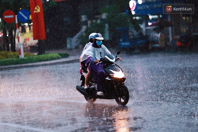 Chùm ảnh: Mưa xối xả chiều mùng 6 Tết, nhiều tuyến đường ở Sài Gòn bị ngập - Ảnh 3.