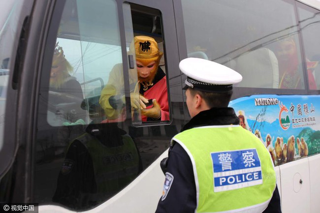 Cảnh sát choáng váng khi gặp Tôn Ngộ Không lái xe chở sư phụ cùng Bạch Cốt Tinh đi chạy show - Ảnh 1.