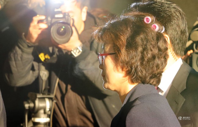 Quá căng thẳng, Chánh án trong phiên tòa xét xử Tổng thống Hàn Quốc quên tháo lô cuốn tóc trên đầu - Ảnh 2.