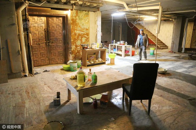 Khung cảnh tan hoang, lộn xộn ở chốn ăn chơi kh&eacute;t tiếng Trung Quốc một thời - Ảnh 2.