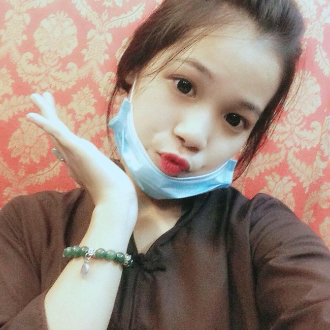 C&ocirc; n&agrave;ng bỗng dưng nổi tiếng v&igrave; đi đ&acirc;u, l&agrave;m g&igrave; cũng... đeo khẩu trang chụp ảnh - Ảnh 7.