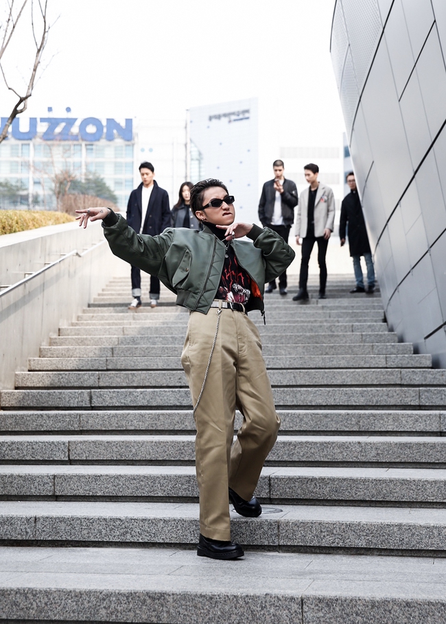Seoul Fashion Week: Dự show thứ 2 trong ngày, Sơn Tùng tự làm stylist ra set đồ như đồ của bố - Ảnh 4.